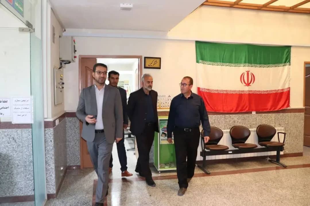 محمدرضا عبدالله نژاد فرماندار شهرستان چالدران در نخستین لحظه ساعات اداری ، به صورت سرزده از ادارات گاز ، دامپزشکی، آب و فاضلاب و منابع آب بازدید کرد .