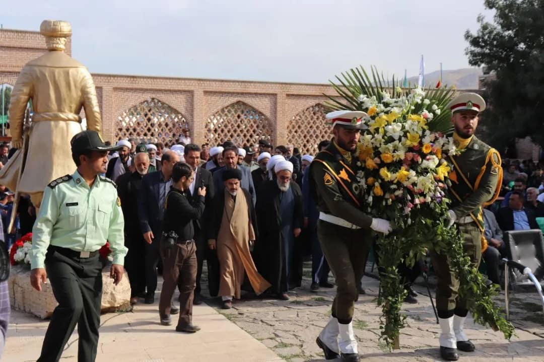 عطر افشانی و غبار روبی مزار سید صدرالدین
