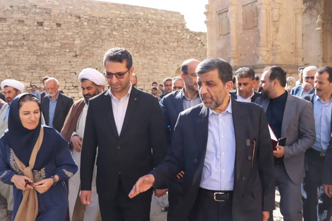 ضرغامی وزیر میراث فرهنگی و گردشگری و صنایع دستی با محمدرضا عبدالله نژاد فرماندار شهرستان چالدران و هیات همراه از مجموعه جهانی قره کلیسا بازدید نمود.