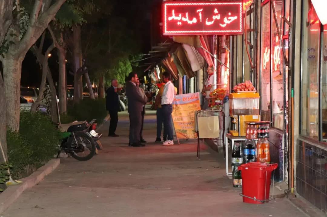 محمدرضا عبدالله نژاد فرماندار چالدران با هدف بررسی مسائل و مشکلات اصناف چالدران در بازار چالدران حضور یافت وبا تنی چند از اصناف این شهرستان به بحث و گفت و گو پرداخت.