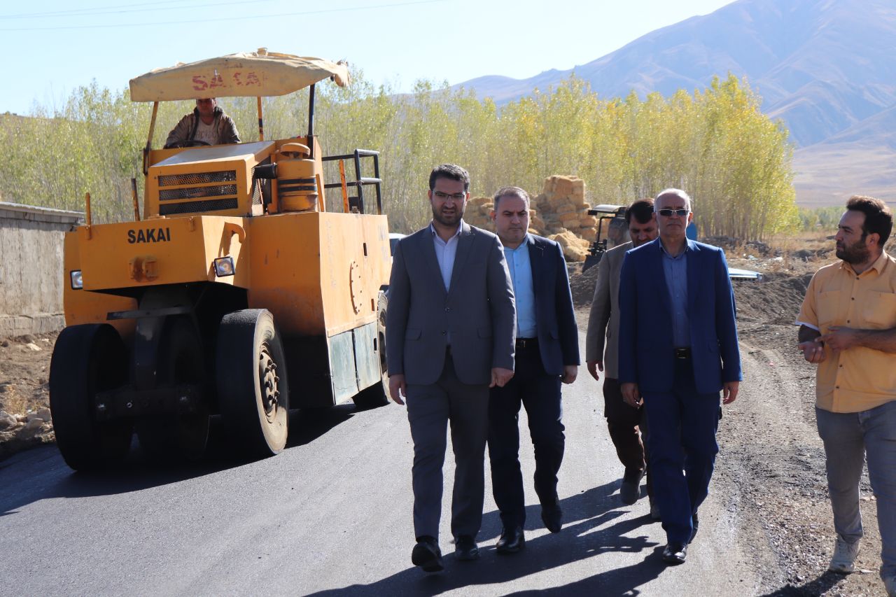 بازدید فرماندار شهرستان چالدران از بهسازی و آسفالت ریزی راه روستایی تولکی تپه سی