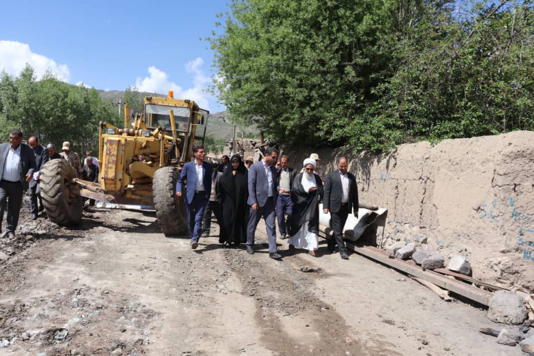 محمدرضا عبدالله نژاد فرماندار چالدران در روستای دلک وردی حضور یافت و ضمن دیدار با اهالی روستا از نزدیک از روند اجرایی احداث دیوارساحلی این روستا بازدید نمودند.