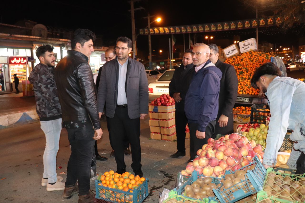 محمدرضا عبدالله نژاد فرماندار چالدران با حضور میدانی در بازار عرضه کالا ، بازار شب یلدا را بررسی کرد.