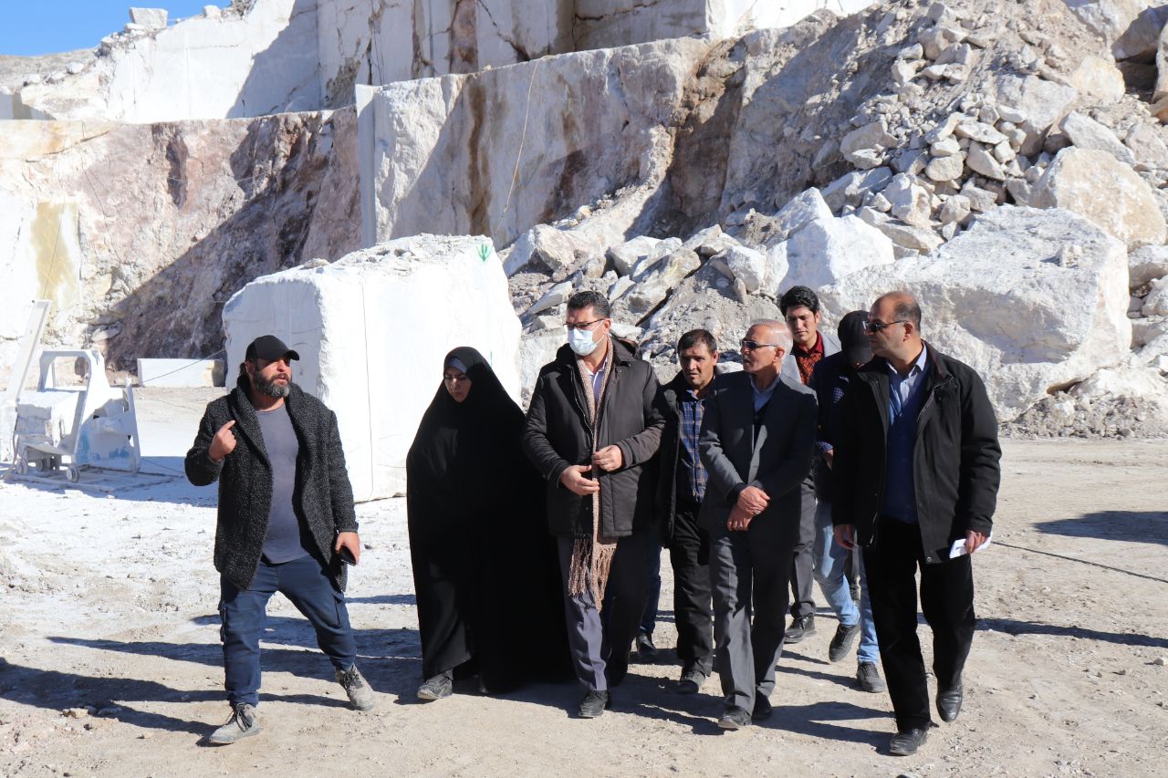بازدید فرماندار شهرستان چالدران از معدن تولید کننده سنگ مرمریت و سنگ لاشه در بخش دشتک