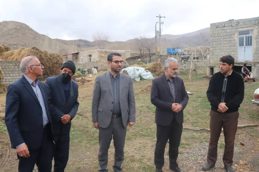 عبدالله نژاد فرماندار شهرستان چالدران به همراه معاونین خود با حضور در روستای مزرعه ضمن دیدار با اهالی روستا بازدید از نزدیک مسائل و مشکلات اهالی روستا را مورد بحث و بررسی قرار داد.