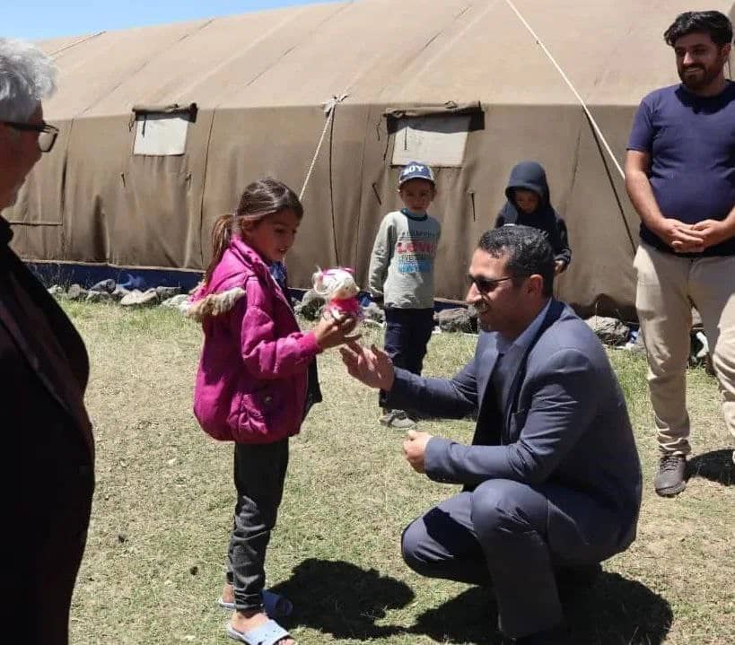 محمد رضا عبدالله نژاد فرماندار شهرستان چالدران با حضور در ییلاقات چالدران مسائل و مشکلات عشایر کوچ رو را مورد بررسی قرار داد و از نزدیک با آنان به بحث و گفتگو پرداخت.