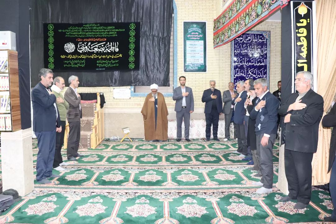 در یازدهمین روز از ایام فاطمیه و سالروز شهادت ام ابیها حضرت فاطمه زهرا (س) مراسم سوگواری با حضور محمدرضا عبدالله نژاد فرماندار در مسجد جامع این شهرستان برگزار شد.