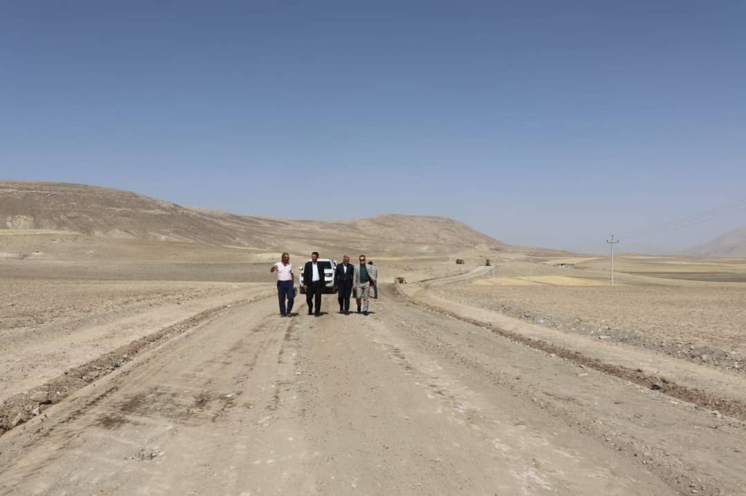 محمد رضا عبدالله نژاد فرماندار شهرستان چالدران از مراحل بهسازی و آسفالت ریزی راه روستای قره تولکی چالدران بازدید کردند.