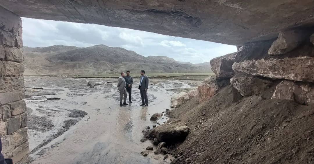 محمدرضا عبدالله نژاد فرماندار شهرستان چالدران به همراه معاونین خود از عملیات مقاوم سازی پل در حال تخریب ما بین روستای مزرعه به طرف بارون بازدید کرد.
