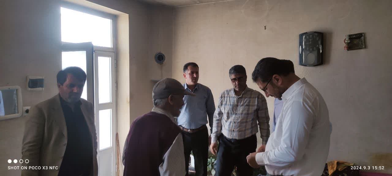 💢محمد رضا عبدالله نژاد فرماندار چالدران از یک خانواده معلول در روستای جغال بازدید و بر رفع برخی از مشکلات این خانواده در کمترین زمان ممکن قول مساعد داد