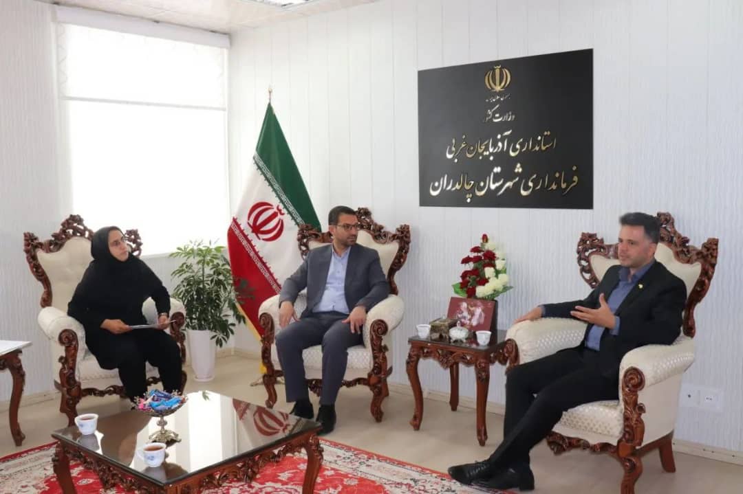 سیمایی مدیر کل هواشناسی استان آذربایجان غربی با حضور در فرمانداری شهرستان چالدران با محمد رضا عبدالله نژاد فرماندار شهرستان در خصوص بررسی مسائل و مشکلات حوزه هواشناسی دیدار و گفتگو کرد.