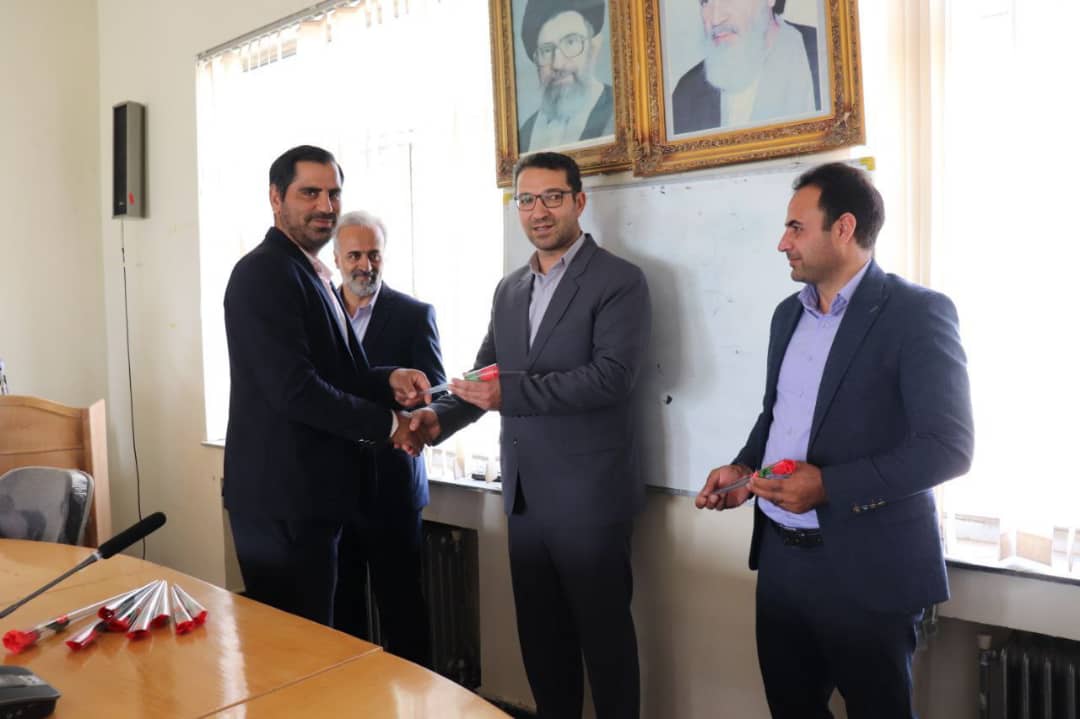 محمدرضا عبدالله نژاد فرماندار شهرستان چالدران در اولین روز از هفته جهاد کشاورزی با حضور در اداره جهاد کشاورزی شهرستان با کارکنان این اداره دیدار و از زحمات آنان تجلیل نمود.