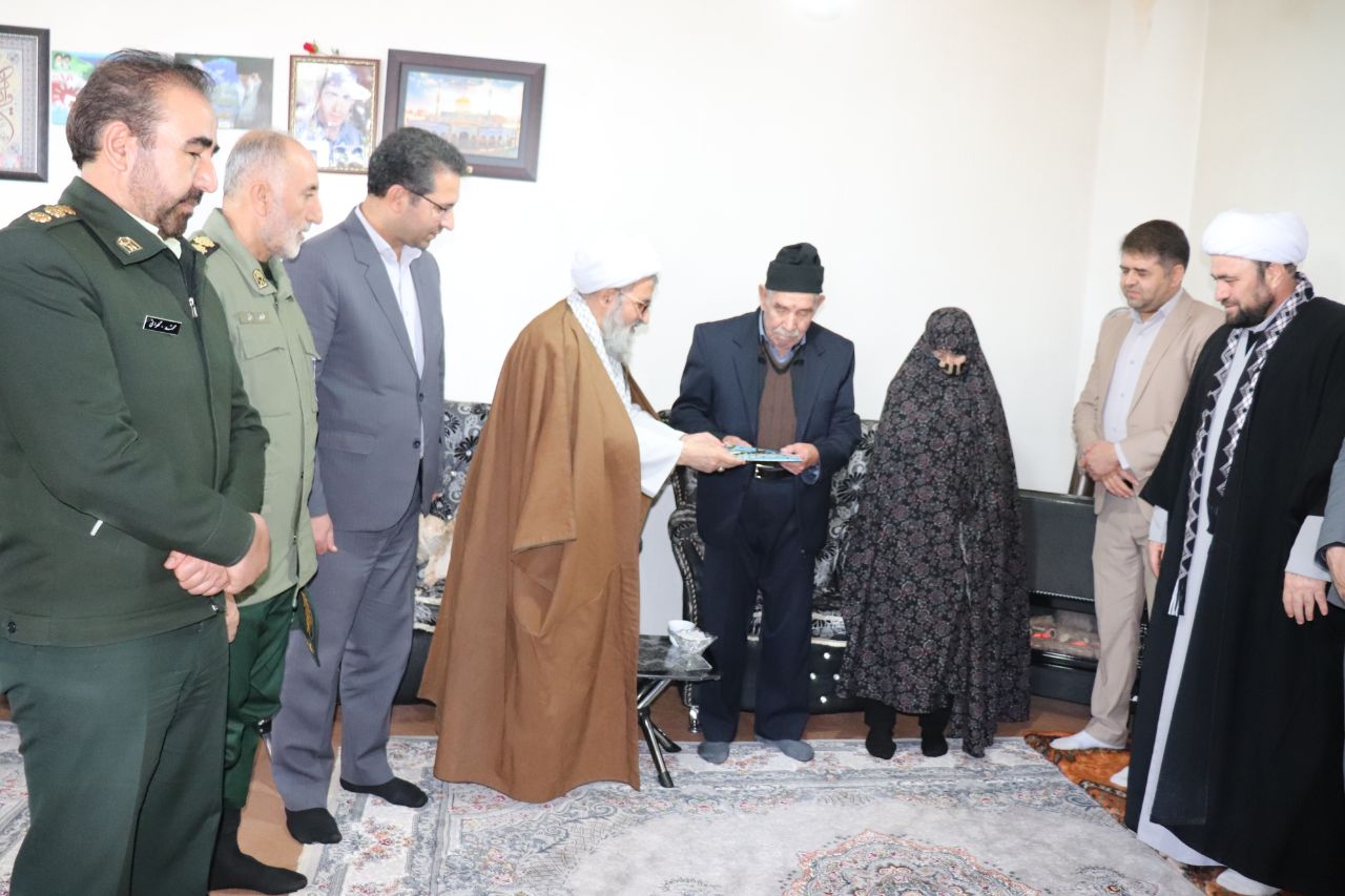 با حضور محمدرضا عبدالله نژاد فرماندار ،حجت الاسلام والمسلمین محمدزاده امام جمعه و اعضای شورای تأمین از خانواده شهید رسول پوراسماعیل دیدار و تجلیل شد .