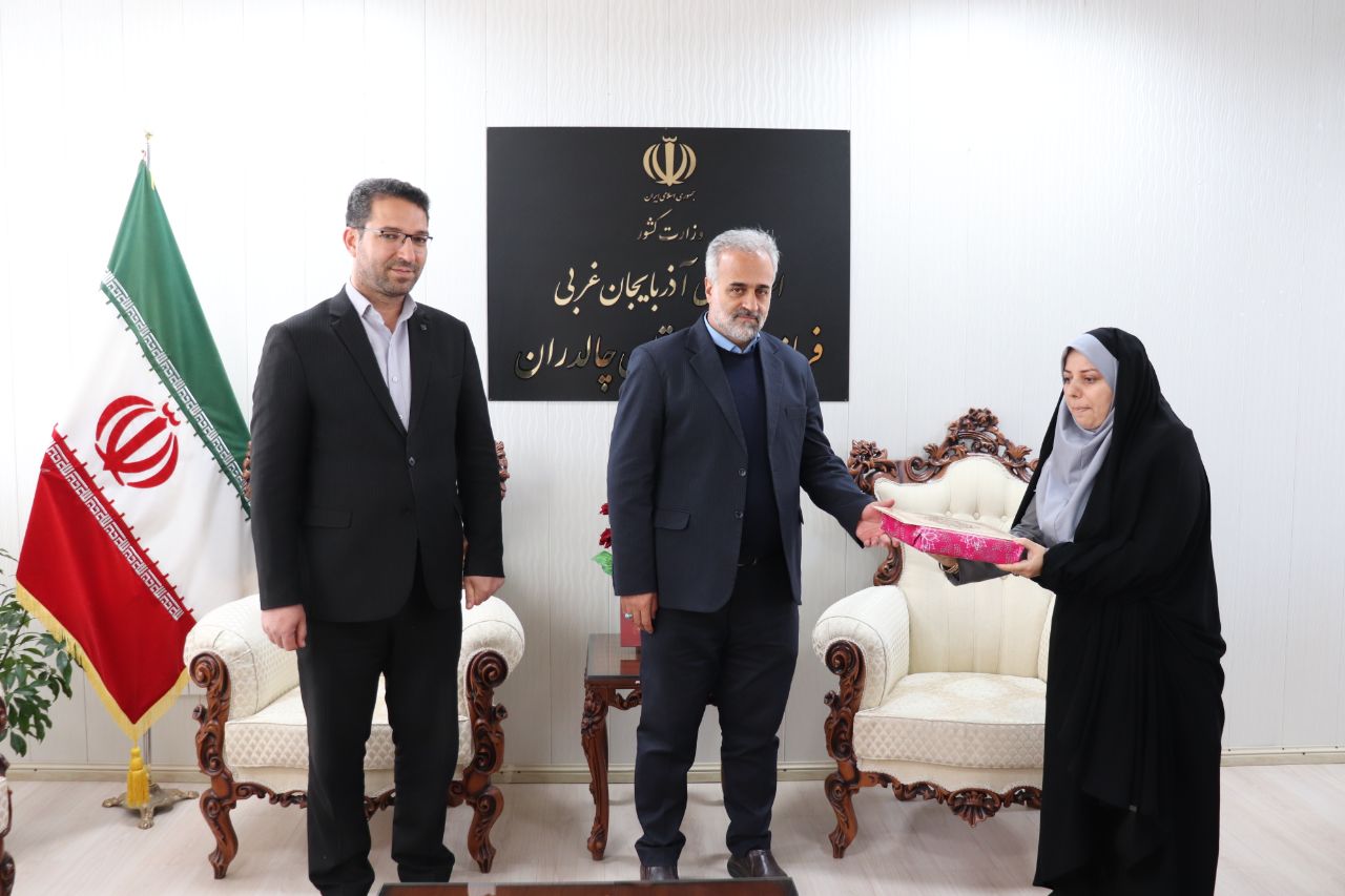 تجلیل از بانوان شاغل در فرمانداری شهرستان چالدران به مناسبت روز زن