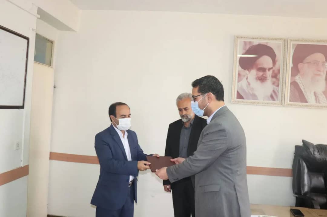 به مناسبت گرامی داشت هفته معلم محمد رضا عبدالله نژاد فرماندارشهرستان چالدران در اداره آموزش و پرورش چالدران حضور یافت ضمن تبریک هفته معلم با مدیر و کارکنان این اداره دیدار نمودند.
