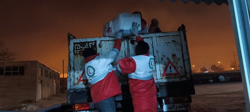 بارگیری 75 دستگاه چادر توسط امدادگران هلالاحمر چالدران جهت ارسال به مناطق زلزله زده شهرستان خوی با همکاری فرمانداری ،راهداری و حمل و نقل جادهای ،شهرداری و هلالاحمر چالدران
