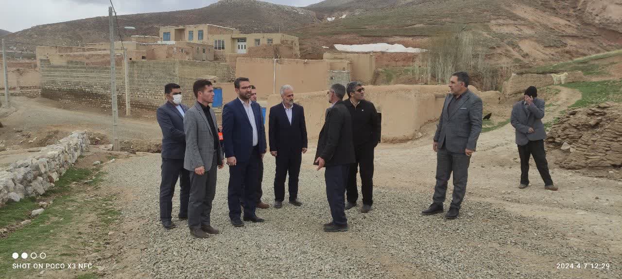 ه گزارش روابط عمومی فرمانداری چالدران محمدرضا عبدالهنژاد فرماندار چالدران با حضور در روستای اینجه علیا ضمن دیدار با مردم روستا مسائل و مشکلات روستارا از نزدیک مورد بحث و بررسی قرار داد