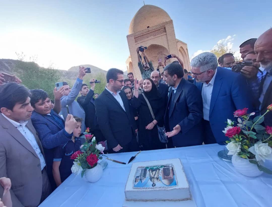 ضرغامی وزیر میراث فرهنگی و گردشگری و صنایع دستی درادامه سفر خود به چالدران به همراه عبدالله نژادفرماندار چالدران از مقبره سید صدرالدین بازدید نمودند.