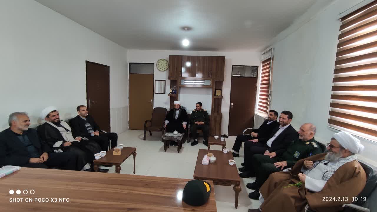 محمدرضاعبدالهنژاد فرماندارورئیس شورای تامین شهرستان چالدران به مناسبت ولادت حضرت امام حسین (ع) و روز پاسدار در محل دفتر فرماندهی سپاه دیدار و گفتگو کردند.