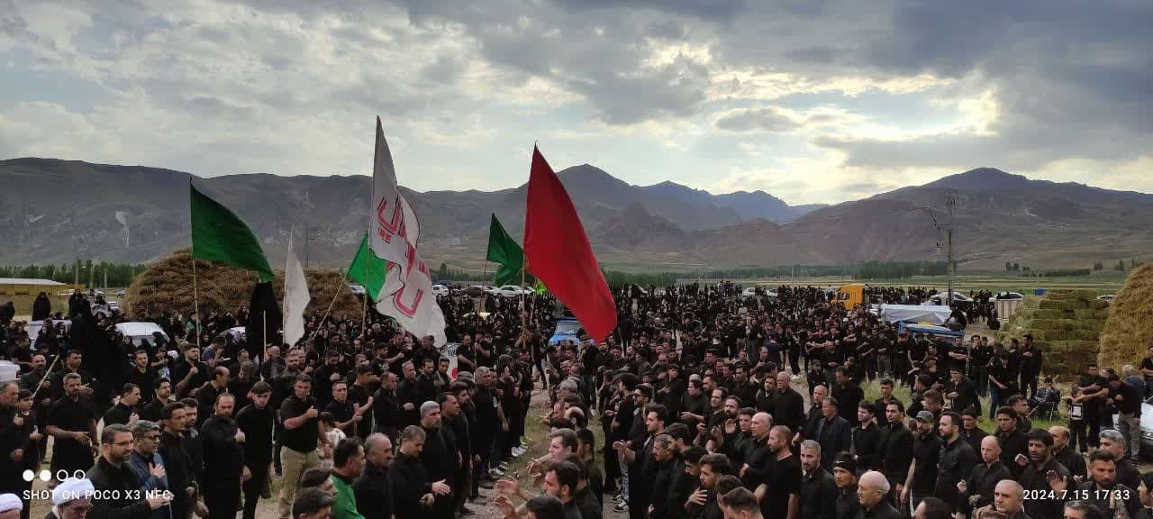 همزمان با تاسوعای حسینی محمد رضا عبداله نژاد فرماندار چالدران، به همراه امام جمعه محترم شهرستان و مسئولین شهرستانی با حضور در بین عزاداران روستای زاویه سفلی به عزاداری سید و سالار شهیدان پرداختند.
