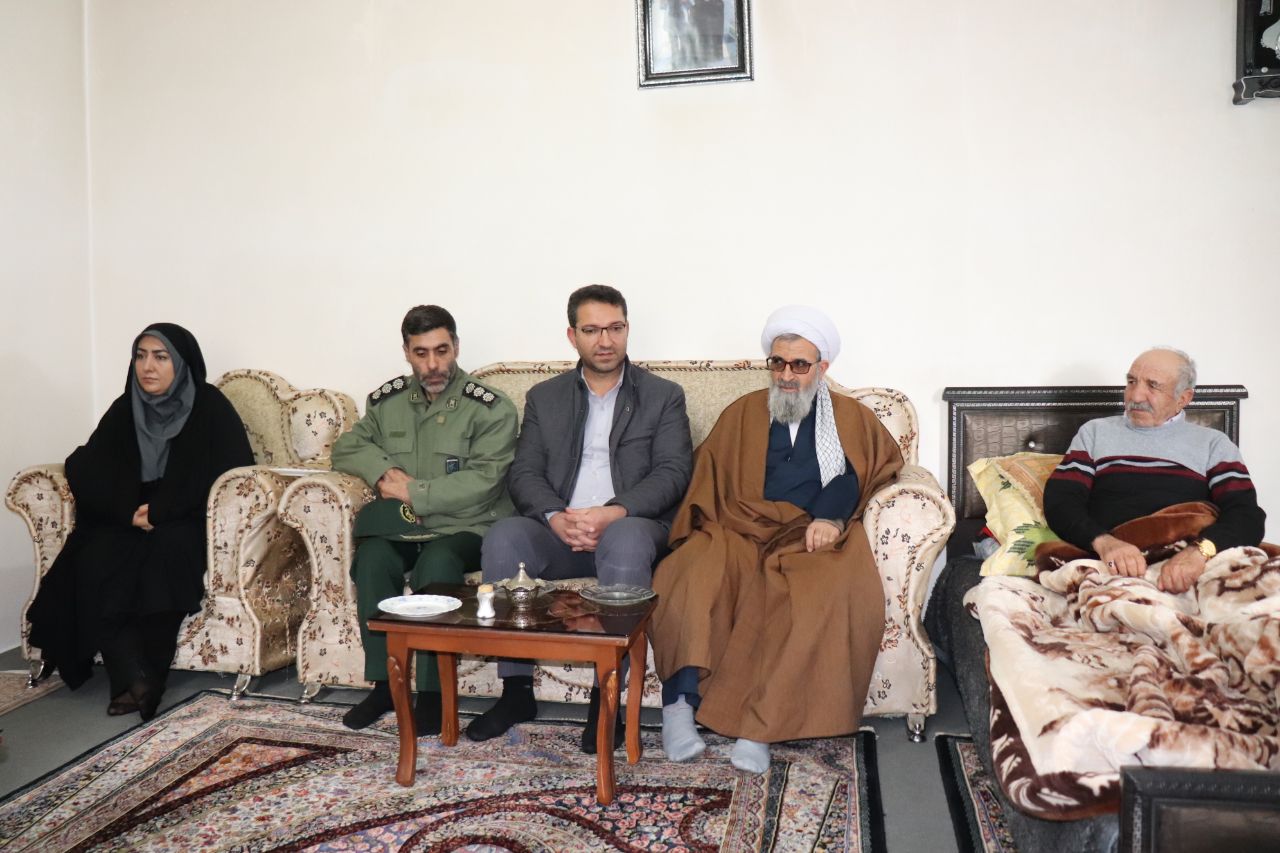 با حضور محمدرضا عبدالله نژاد فرماندار ،حجت الاسلام والمسلمین محمدزاده امام جمعه و اعضای شورای تأمین از خانواده شهید سید علی اصغر حیدرزاده واقع در بخش دشتک دیدار و تجلیل شد.
