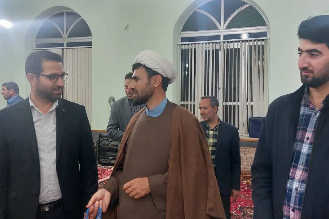 محمد رضاعبدالله نژاد فرماندار شهرستان چالدران با حضور در جمع نمازگزاران مسجدامام رضا (ع) ضمن دیدار با اهالی کوی ولیعصر مسائل و مشکلات اهالی این منطقه را از نزدیک مورد بحث بررسی قرار داد.