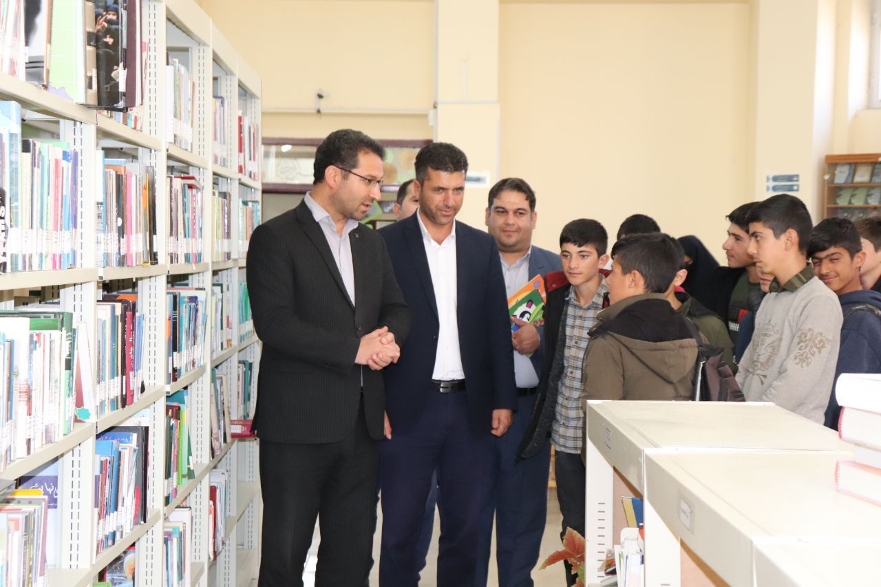 دیدار فرماندار چالدران با رییس و کارکنان کتابخانه عمومی شهرستان به مناسبت “هفته کتاب”