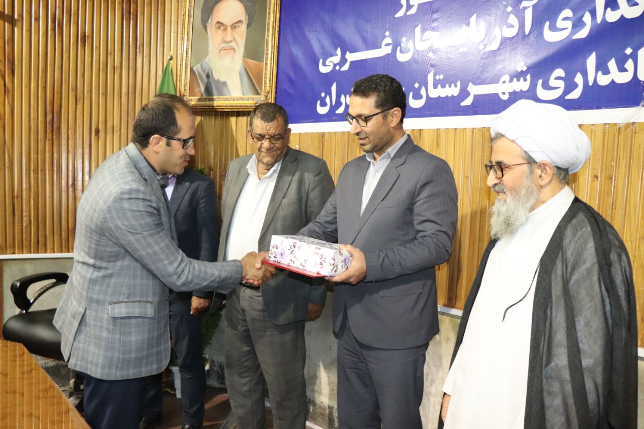 به مناسبت گرامی داشت هفته جهاد کشاورزی طی مراسمی که با حضور عبدالله نژاد فرماندار چالدران ، در محل سالن اجتماعات فرمانداری ترتیب یافت از کشاورزان برتر و مدیران ادارات زیر حوزه جهاد تجلیل به عمل آمد.