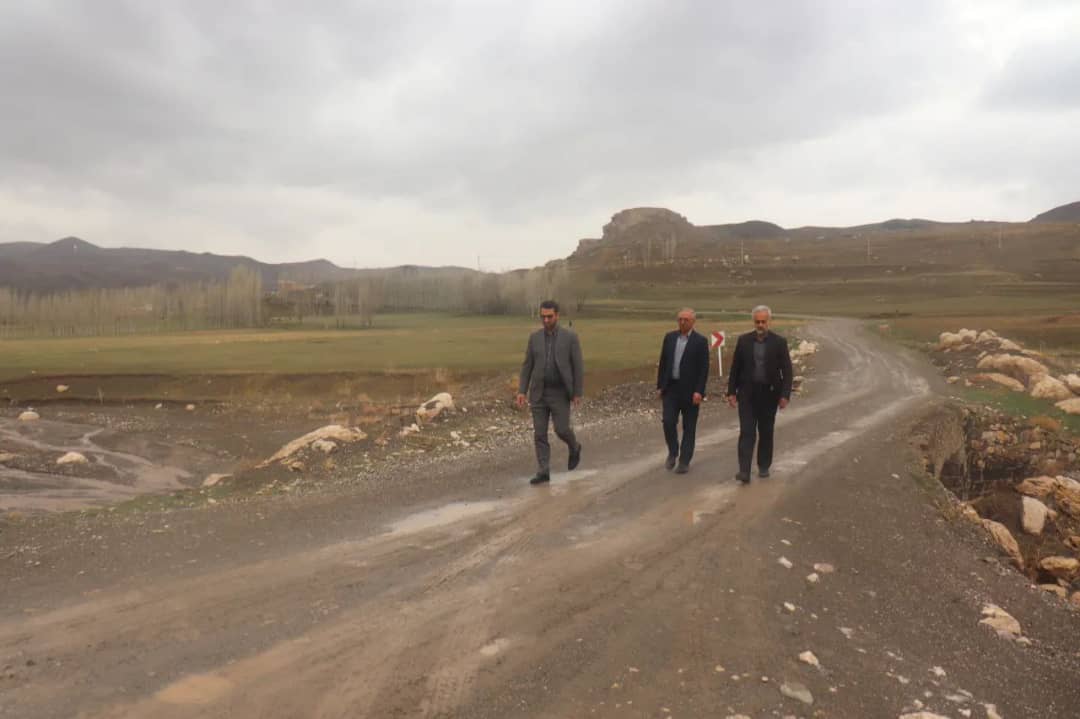 عبدالله نژاد فرماندارشهرستان چالدران به همراه معاونین خود با حضوردر روستای مزرعه ضمن بررسی مسائل ومشکلات این روستا از پل منتهی به طرف روستای بارون نیز بازدید کرد.