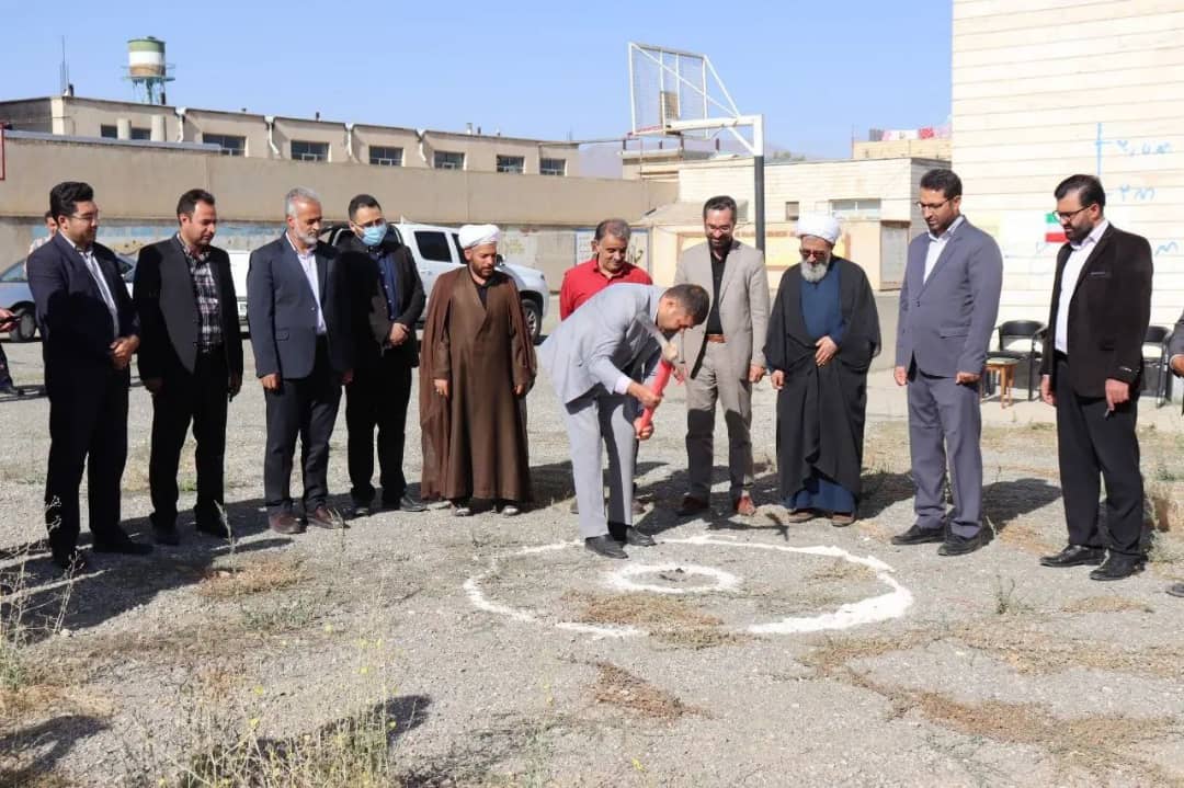 گلنگ زنی احداث چمن مصنوعی مینی فوتبال دبیرستان شهید جبارزاده در دومین روز از هفته دولت با حضور محمدرضا عبدالله نژاد فرماندارشهرستان چالدران