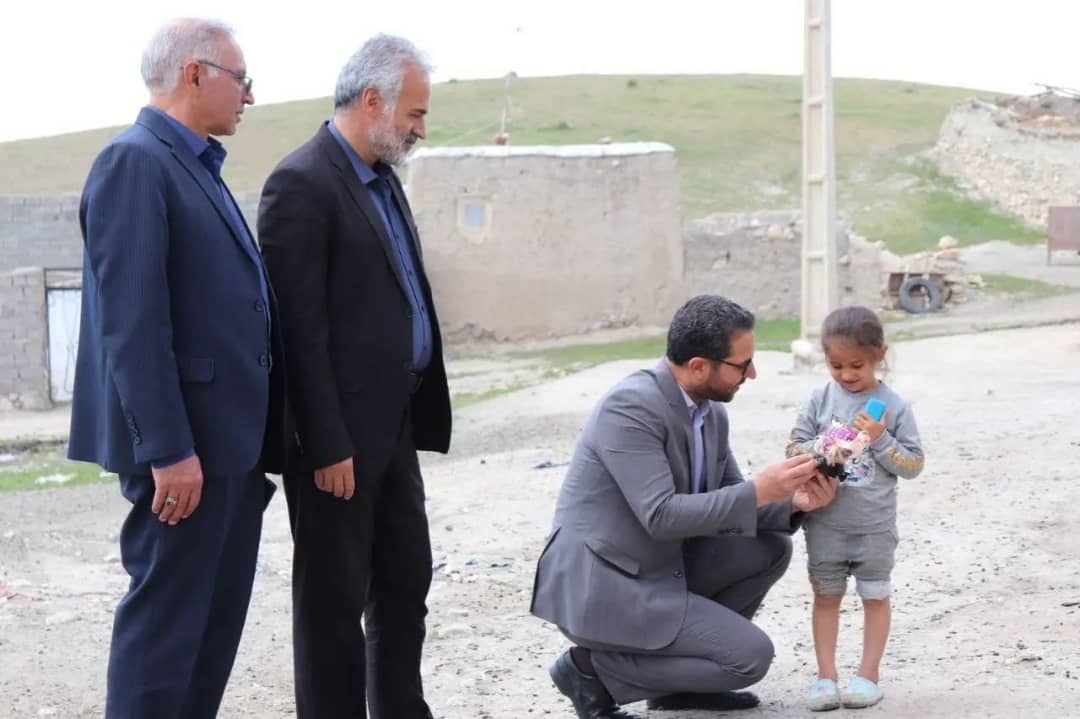 محمدرضا عبدالله نژاد فرماندار چالدران در جهت بررسی مسائل و مشکلات روستای مشهد کندی از توابع بخش مرکزی این شهرستان از نزدیک با مردم این روستا دیدار و مشکلات آنان مورد بحث و بررسی قرار داد .