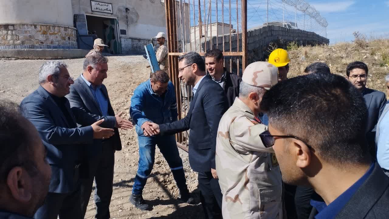 با حضور سردار احمدی فرماندهی مرزبانی استان ،محمد رضا عبدالله نژاد فرماندار چالدران و اعضای شورای تامین چالدران برق رسانی به پاسگاه های مخمور و بابانور و یکی از برجک های مرزی با اعتبار 10میلیارد تومان