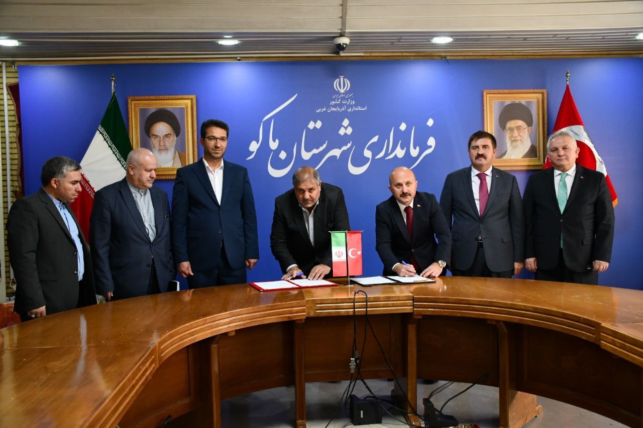 امضای تفاهم نامه همکاری بین فرماندار ماکو و والی آغری