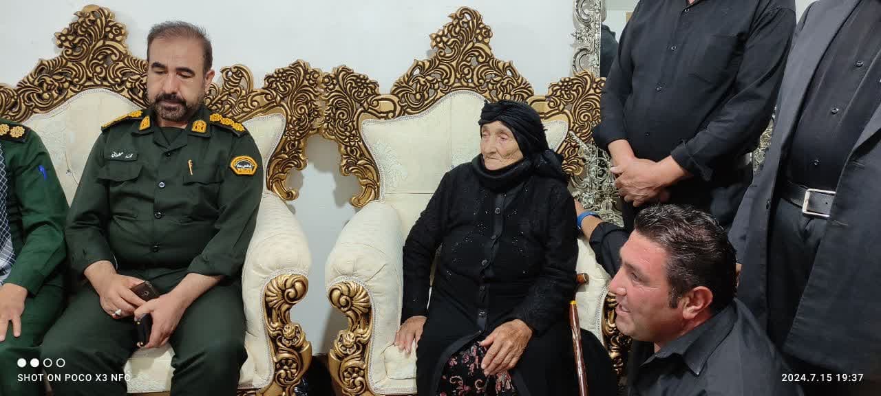 همزمان با تاسوعای حسینی محمد رضا عبداله نژاد فرماندار چالدران، به همراه امام جمعه محترم شهرستان و مسئولین شهرستانی با حضور در منزل شهید منصور پور علی از مادر این شهید بزرگوار دیدار و دلجویی شد .