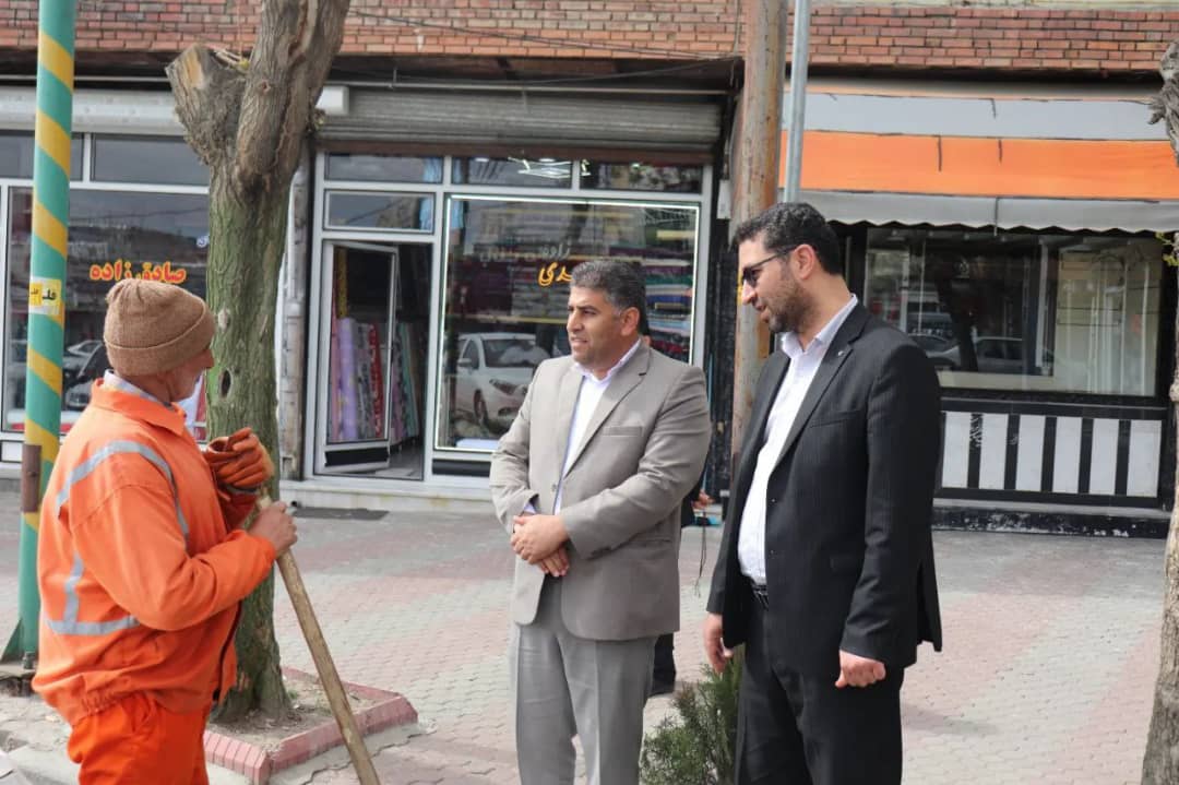 ✅به مناسبت گرامی داشت هفته کار و کارگر محمد رضا عبدالله نژاد فرماندار شهرستان چالدران با تنی چند از پاکبانان شهرداری سیه چشمه دیدار کردند.
