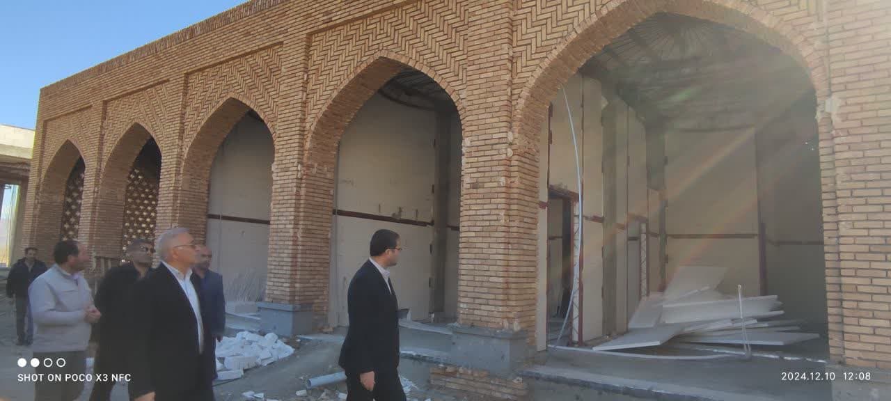 به گزارش روابط عمومی فرمانداری چالدران محمد رضا عبدالله نژاد فرماندار چالدران به همراه از عملیات اجرائی ساختمان سایت موزه نبرد چالدران که در زمینی به وسعت 42هزار متر مربع با اعتبار 8میلیارد تومان در