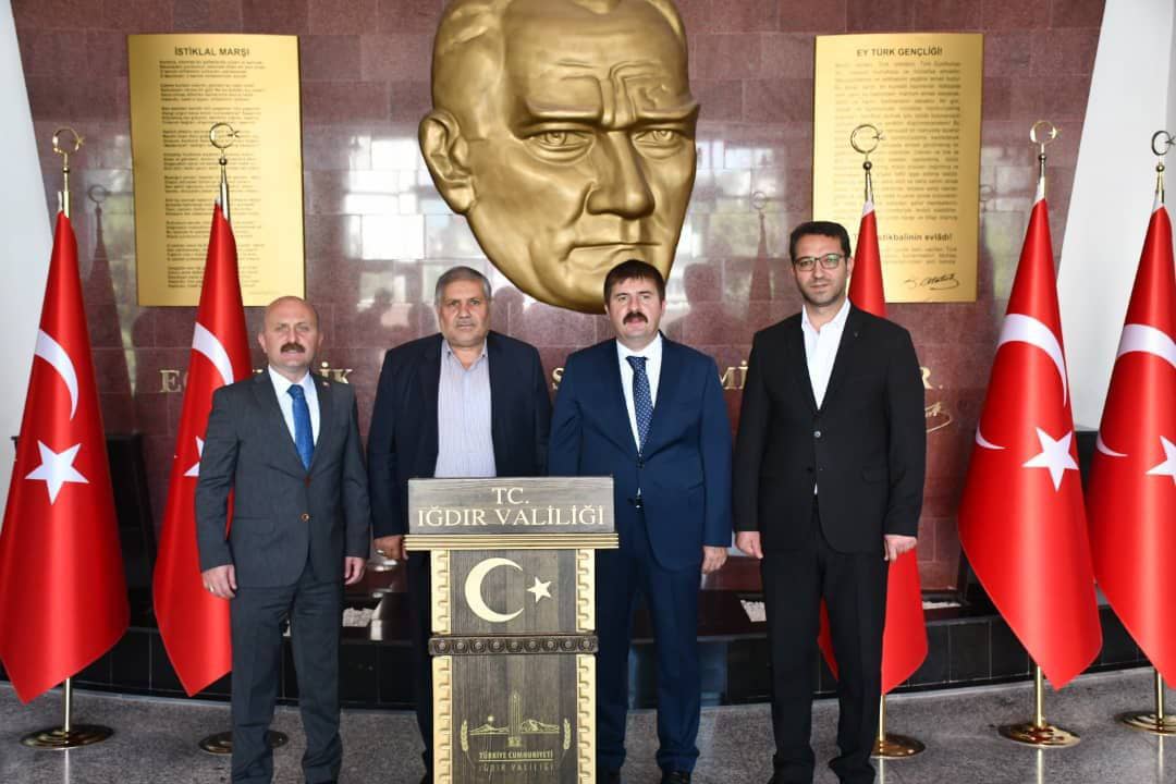 امضای لوح یادبود فرمانداران شهرستان های چالدران و ماکو در استانداری ایغدیر