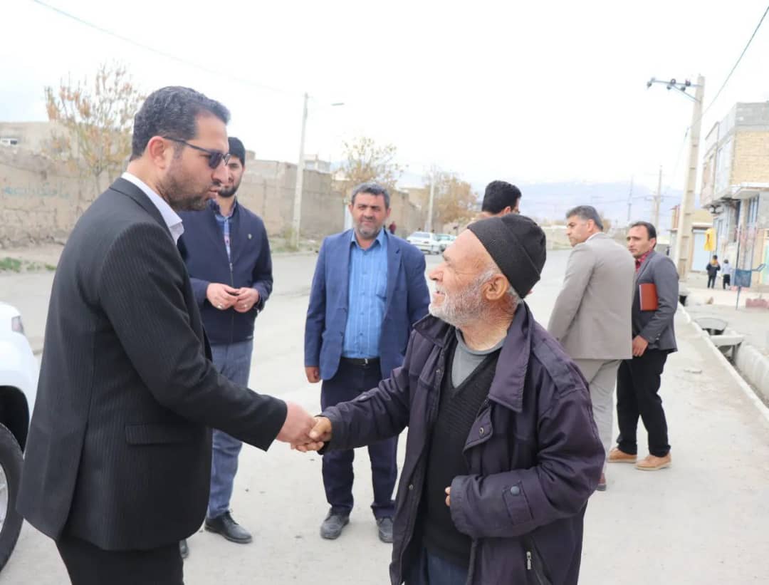 محمد رضا عبدالله نژاد فرماندار شهرستان چالدران در محله ولیعصر (تپه) حضور یافت و ضمن دیدار با اهالی این محله از نزدیک مسائل و مشکلات آنان را از نزدیک مورد بررسی قرار دادند.