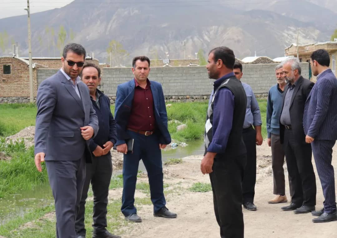 محمد رضا عبدالله نژاد فرماندار شهرستان چالدران به همراه معاونین خود با حضور در روستای تازه کند مسائل و مشکلات این روستا را از نزدیک مورد بحث و بررسی قرار داد.
