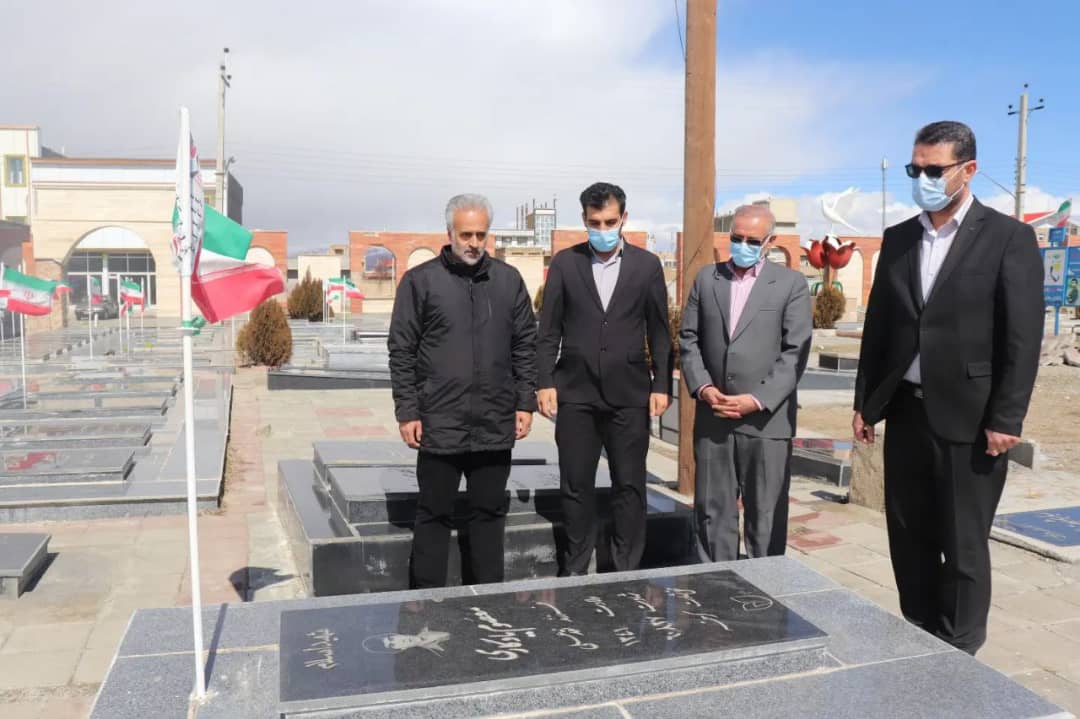 ✅در آستانه سالروز شهدا و پنجشنبه آخر سال عبدالله نژاد فرماندار شهرستان چالدران به همراه معاونین خود با حضور در مزار شهدای چالدران، با شهیدان بزرگوار تجدید بیعت نمودند.
