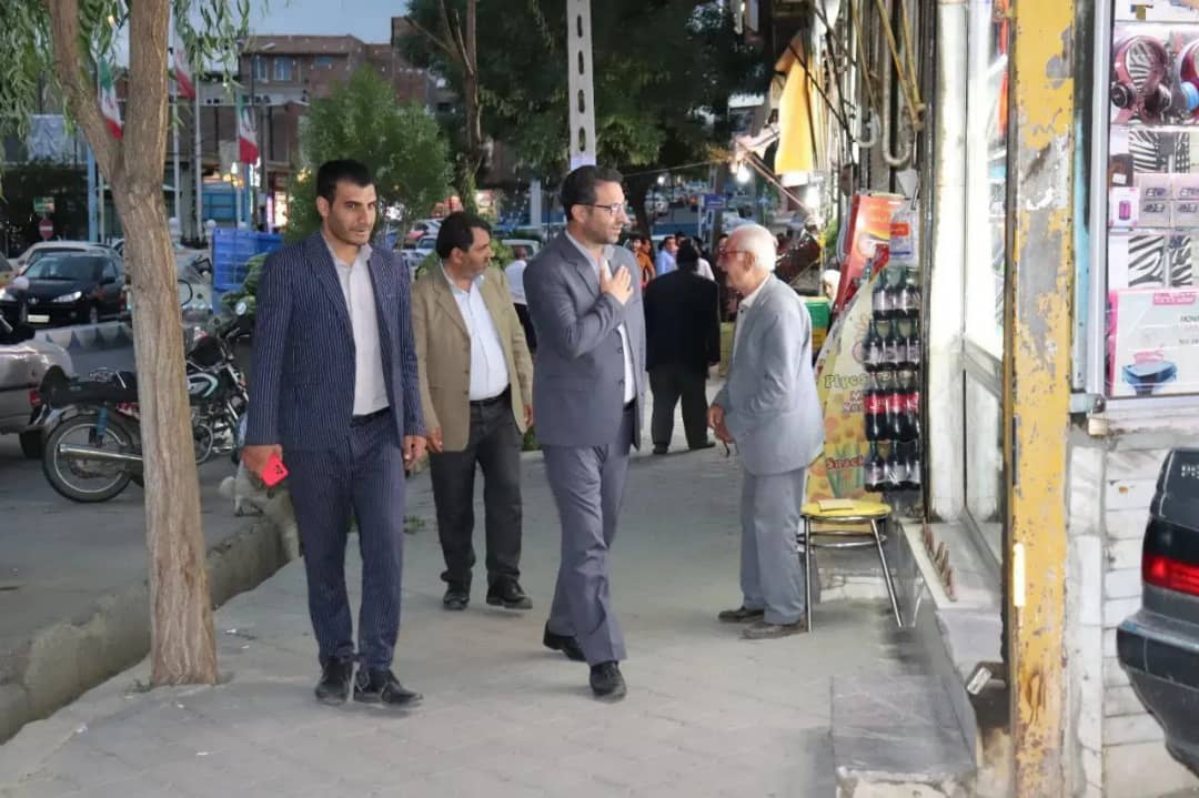 محمدرضا عبدالله نژاد فرماندار چالدران با هدف بررسی مسائل و مشکلات اصناف چالدران در بازار چالدران حضور یافت وبا تنی چند از اصناف این شهرستان به بحث و گفت و گو پرداخت.