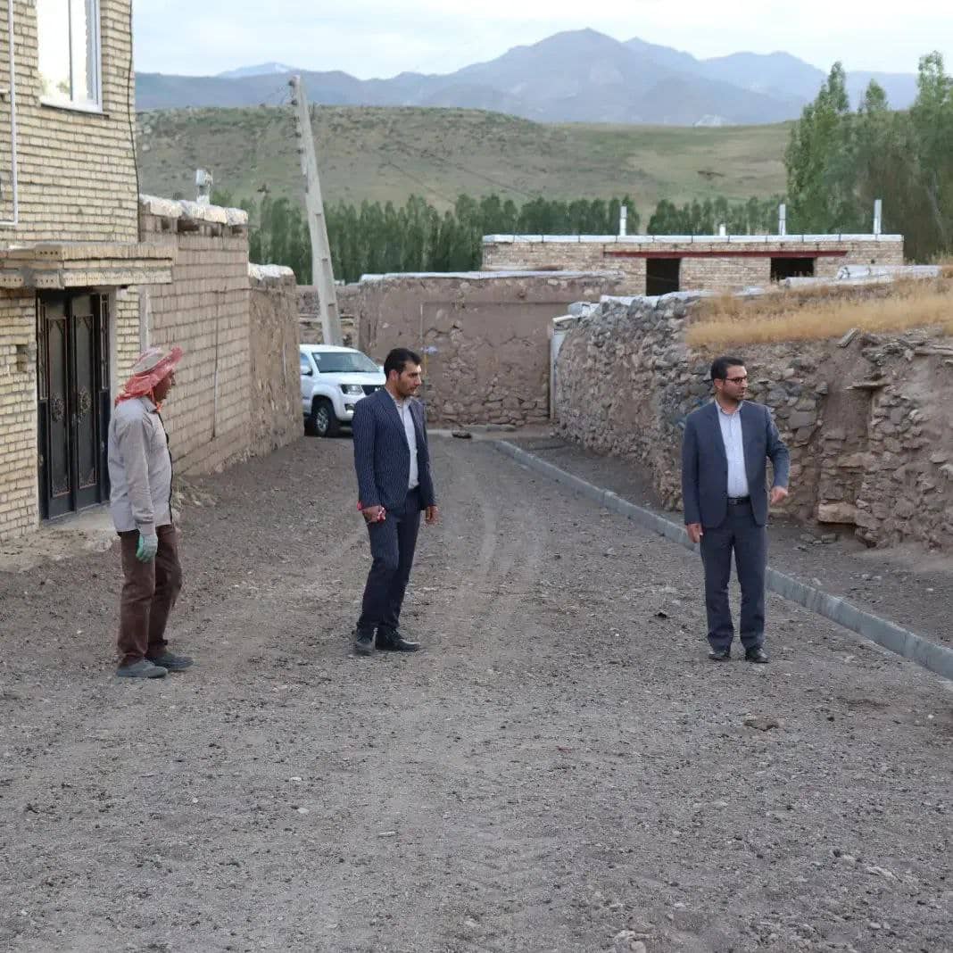 محمدرضا عبدالله نژاد فرماندار شهرستان چالدران در راستای بررسی نتایج سفرهای روستایی خود در روستای شاه گلن این شهرستان حضور یافت .
