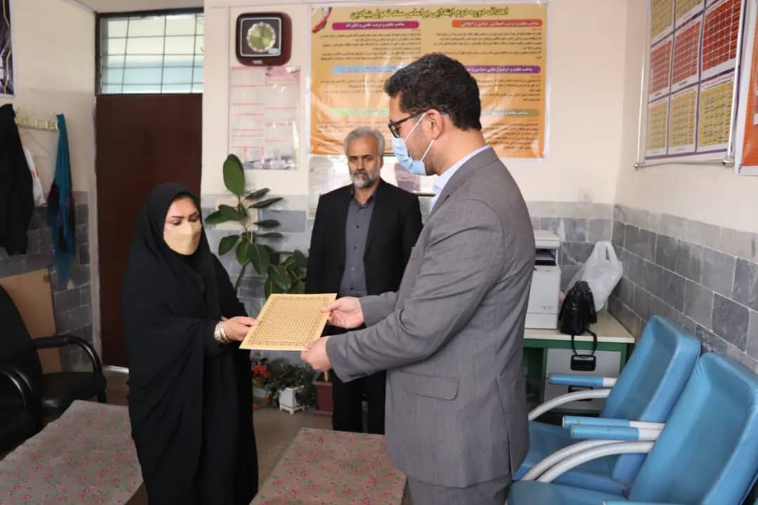 به مناسبت گرامی داشت  هفته معلم محمد رضا عبدالله نژاد فرماندارشهرستان چالدران در مدارس چالدران حضور یافت و ضمن تبریک هفته معلم  با  معلمان و دانش آموزان دیدار نمودند.