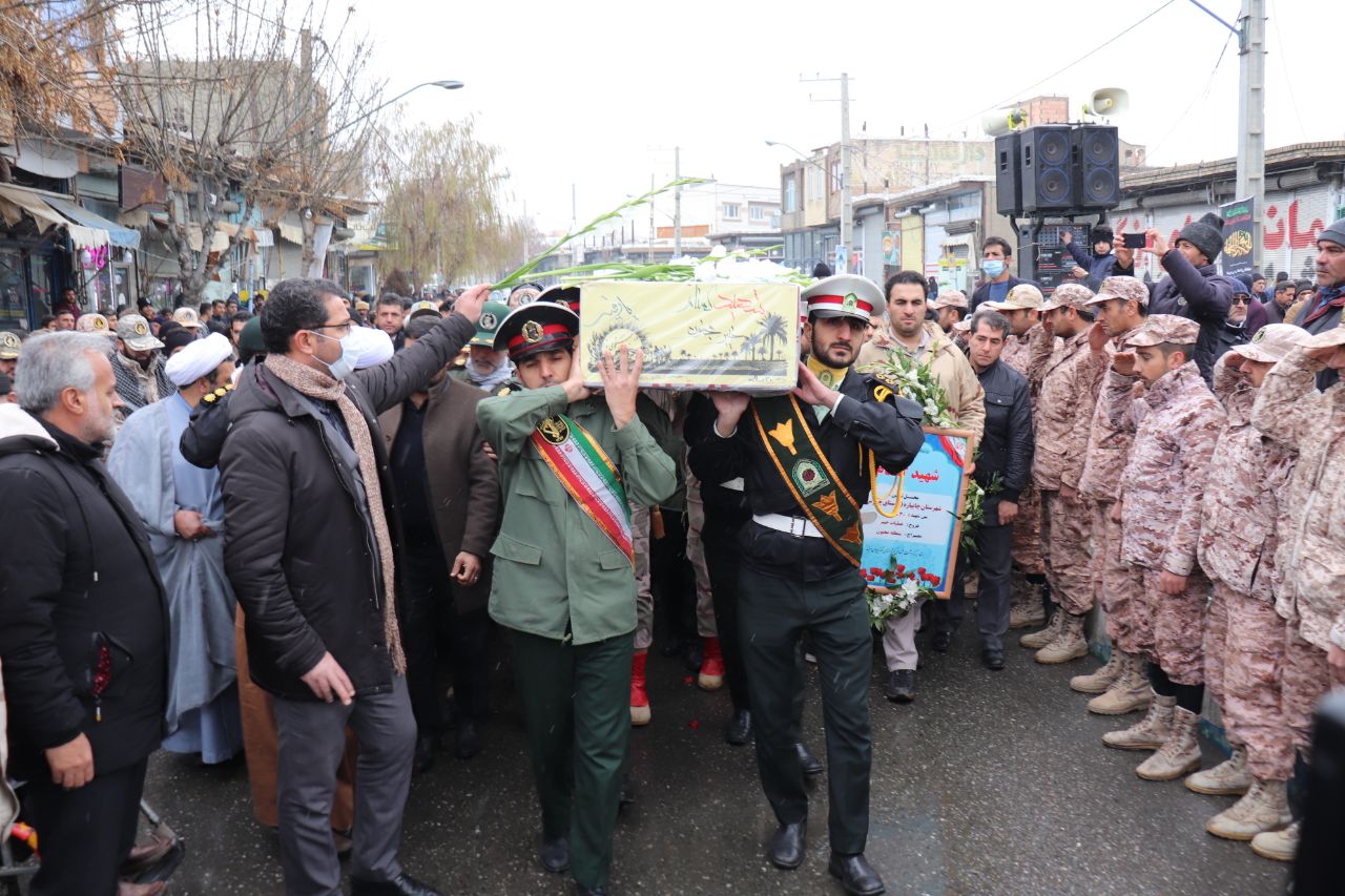 آئین معنوی وداع با پیکر پاک شهید گمنام دوران دفاع مقدس در مسجد جامع شهرستان چالدران برگزار شد.