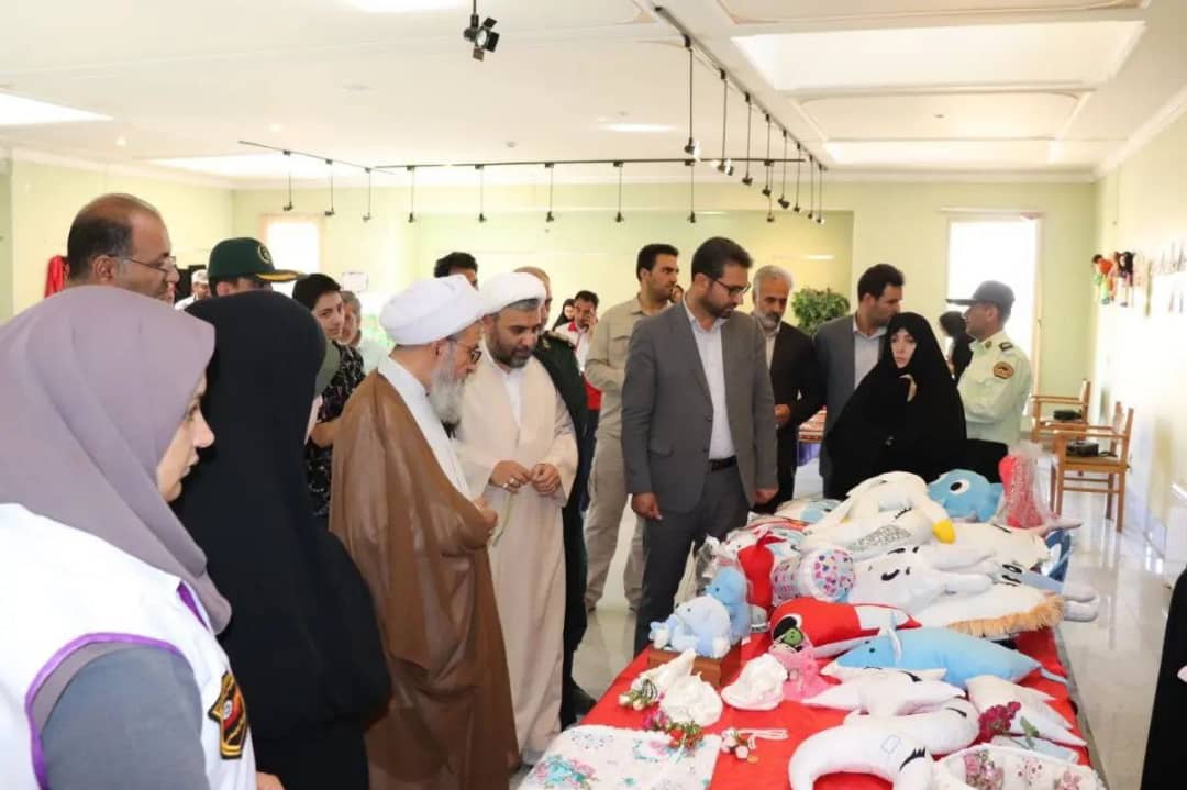 با حضور محمد رضاعبدالله نژاد فرماندارشهرستان چالدران نمایشگاه عفاف و حجاب با موضوع عرضه لباسهای اسلامی و چادر ملی در چالدران گشایش یافت .