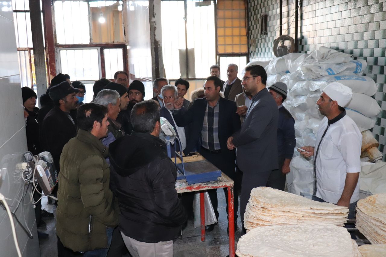 محمدرضا عبدالله نژاد فرماندار در بازدید از نانوایی های سطح شهر چالدران گفت: باید دستگاههای ذیربط بصورت مداوم و روزانه بر چگونگی ارائه خدمات نانوایی ها جهت رضایتمندی مردم؛ بازرسی و نظارت داشته باشند.