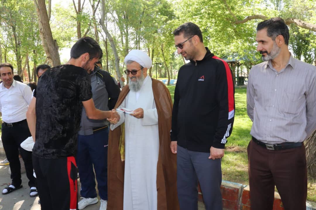 با حضور محمدرضا عبدالله نژاد فرماندارشهرستان چالدران همایش بزرگ پیاده روی خانوادگی با محوریت جوانی جمعیت، ازدواج آسان و با شعار: فرزندان سرمایه های زندگی در شهرستان چالدران برگزار گردید.