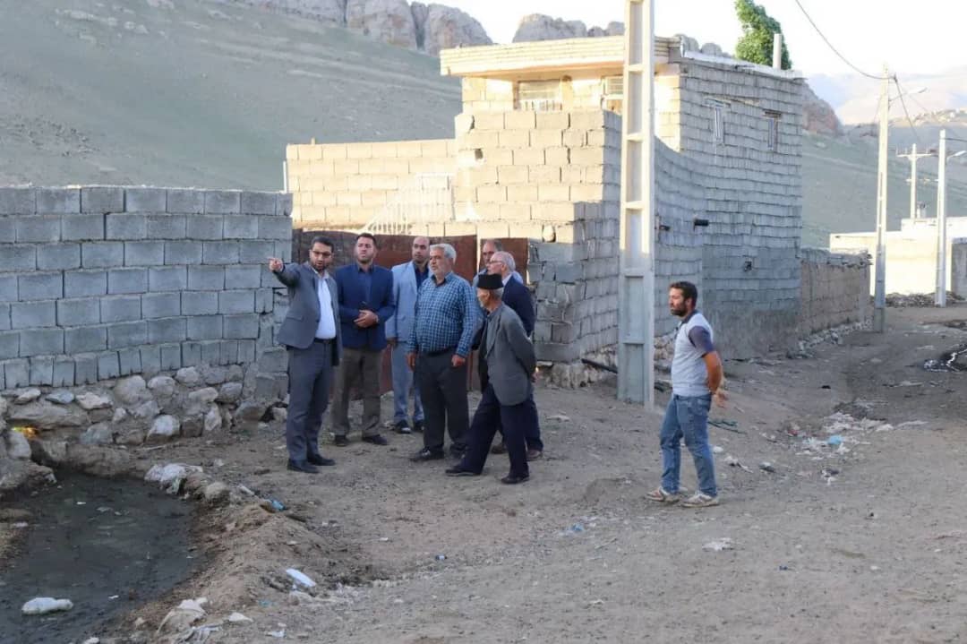 محمد رضا عبدالله نژاد فرماندارشهرستان چالدران در روستای شاه منصور از توابع بخش مرکزی این شهرستان حضور یافت و مسائل و مشکلات روستاییان را از نزدیک مورد بحث و بررسی قرار دادند.