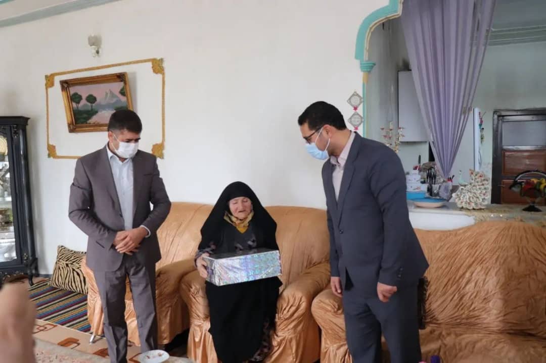 ✅در دومین روز از سال جدید عبدالله نژاد فرماندارشهرستان چالدران از خانواده شهید نعمت اسکندر زاده و جانباز متوفی هاشم الله ورنی در شهر آواجیق دیدار و از آنان تجلیل و قدر دانی کرد.