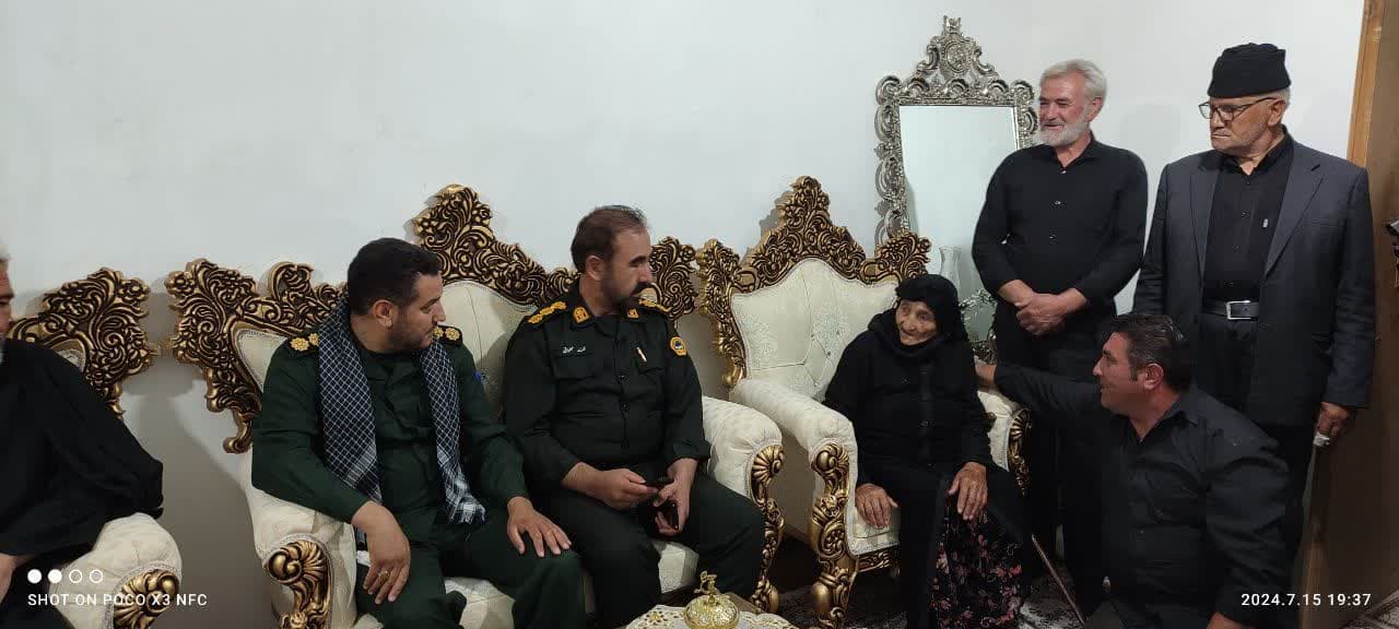 همزمان با تاسوعای حسینی محمد رضا عبداله نژاد فرماندار چالدران، به همراه امام جمعه محترم شهرستان و مسئولین شهرستانی با حضور در منزل شهید منصور پور علی از مادر این شهید بزرگوار دیدار و دلجویی شد .